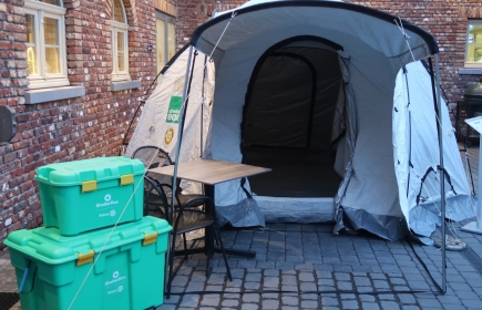 Een foto van een Shelterbox tijdens de zonevergadering georganiseerd door Rotary Club Leuven op 15 maart