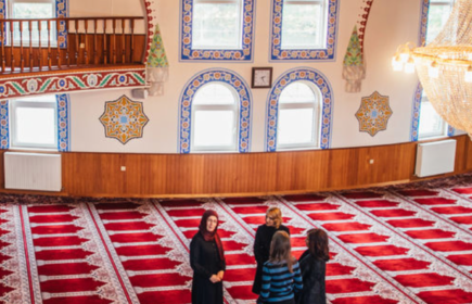 Steun aan de slachtoffers van de aardbeving in Turkije en Syrië n.a.v. ons bezoek aan de Yunus Emre moskee in Sledderlo