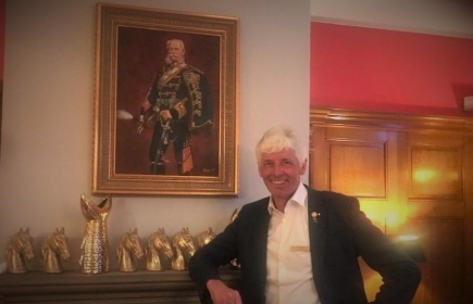 Frederik poseert bij een schilderij van Friedrich der Grosse.